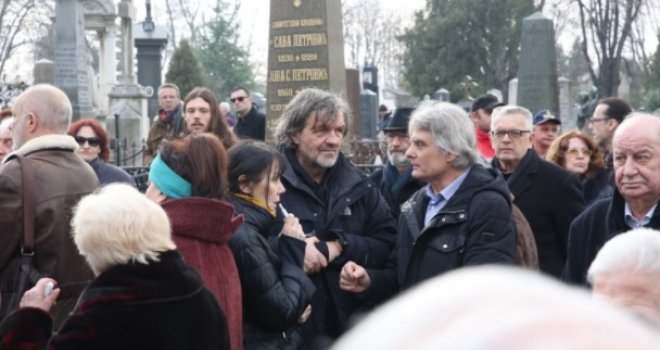 Sinovi, roditelji, supruga, više od 20 sveštenika i nekoliko hiljada ljudi ispratilo Nebojšu Glogovca na vječni počinak