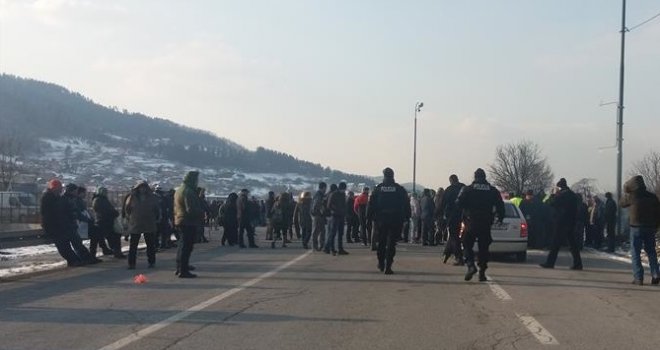 Pogledajte kako je policija ispratila bivše borce sa petlje Šićki Brod