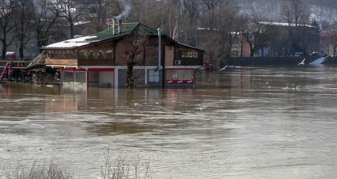 Dramatično jutro i u Bosanskoj Kostajnici: Klizišta prijete kućama, presječeni putevi