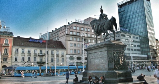 Muslimanske osmrtnice na stupu u Zagrebu premazali svinjskom masti!