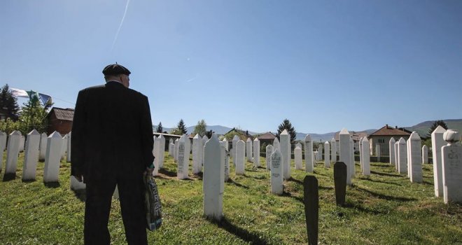 'Prvo su nam bacili bombu u dnevni boravak, a poslije su oca zvali da izađe. Kad je otvorio vrata - strijeljali su ga...'