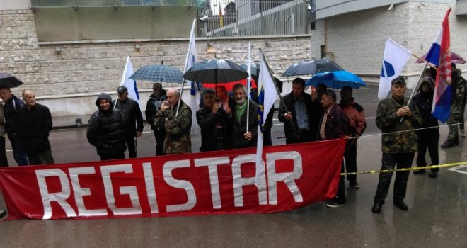 Mirni protest boraca ispred zgrade Federalnog parlamenta