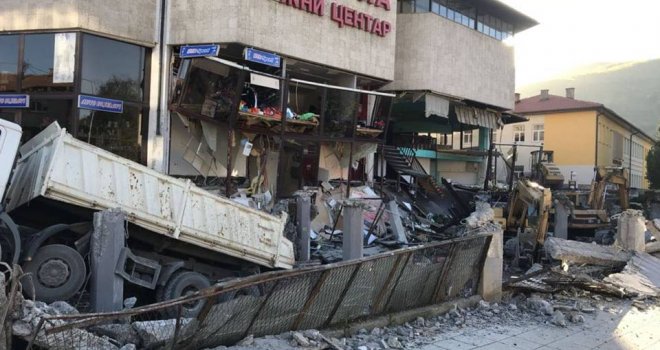 Srušio se plato ispred robne kuće u Foči, jedna osoba povrijeđena