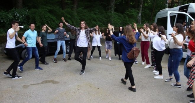 Dernek na Vrelu Bosne: Okupile se Sarajlije, ali kada su se pojavili mlađahni Makedonci, sve je proključalo... 