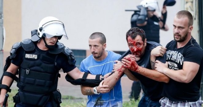 Krvava tuča Grobara i Delija pred današnji derbi: Nakon sačekuše, nastao haos... Letjele šok bombe, baklje, kamenice... 