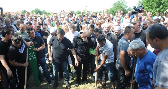 Šest efendija, hodža iz Turske i reis iz Beograda klanjali dženazu Sinanu Sakiću: Estrada i bližnji u suzama