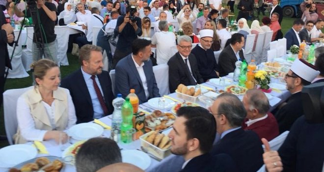 U Kaknju na stadionu priređen najveći iftar u BiH, među 5.500 postača i Bakir i Sebija Izetbegović