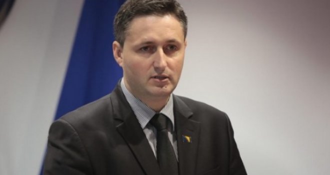 Denis Bećirović: Trebamo se spajati, a ne odvajati! Svi ne želimo nezaposlenost, male plate i penzije, siromaštvo... To nas veže, a ne razdvaja!