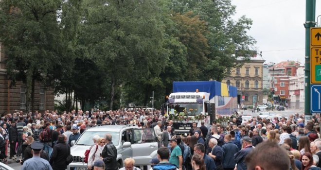 Građani Sarajeva ispred zgrade Predsjedništva BiH, odali počast žrtvama genocida u Srebrenici