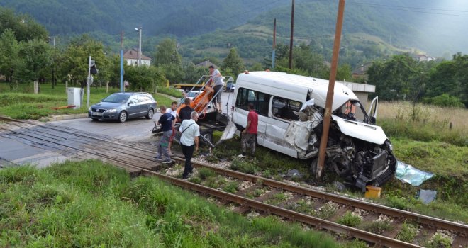 Detalji sudara kod Kaknja: Rampa blokirala kombi koji je ostao zarobljen na pruzi, vozač mahao mašinovođi...