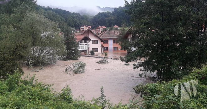 Alarmantno na području Kalesije, poplavili putevi i kuće: Među zarobljenim ima i djece, vatrogasci izašli na teren