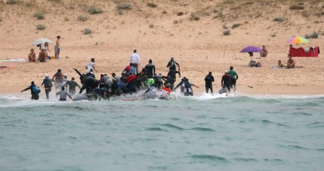 Nezapamćena scena na popularnoj nudističkoj plaži: Razgolićeni turisti u nevjerici gledali kako pristaje čamac pun ljudi, a onda...