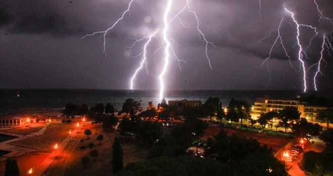 Užas u Ohridu: Četiri osobe dobile opekotine od udara groma