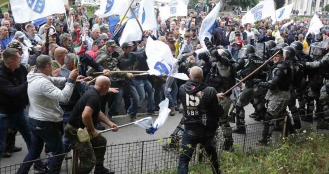 Preminuo demobilisani borac Ramo Bećirović koji je uhapšen 5. septembra na protestima u Sarajevu