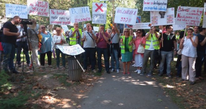 Sindikat osnovnog obrazovanja organizirao protestni skup pred Vladom KS: Poslušajte obraćanje Saudina Sivre