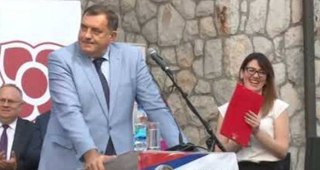 Dodik poručio penzionerima: Ko glasa za nas dobiće 100 KM, ko ne glasa novac će morati vratiti