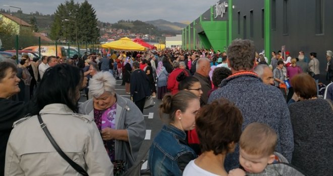 Navala u Zavidovićima: Hiljade kupaca pohrlile u novi BINGO, borilo se i za svaki komad slasne torte