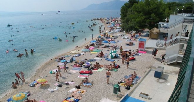 Bogati Hercegovac i poduzetnik kupuje bivši vojni hotel u Baškoj Vodi? Od tri ponude, njegova je najjača...