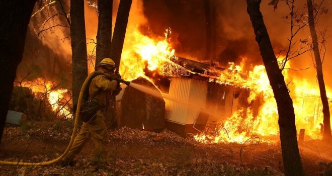 Vatra guta Kaliforniju, broj mrtvih raste: Cijeli Malibu, gdje žive brojne holivudske zvijezde, hitno se evakuiše!