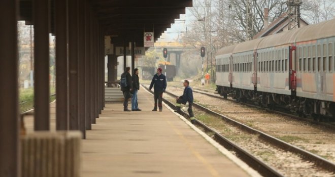 Šok na Željezničkoj stanici: Radnici nasred pruge zatekli mrtvog muškarca oblivenog krvlju, a kraj njega spava prijatelj