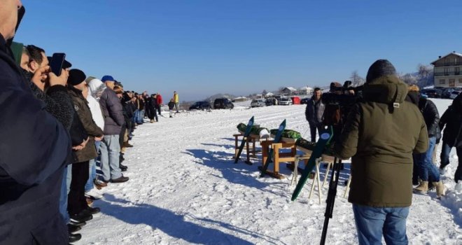 Više od 3.000 ljudi na dženazi u Cazinu: Krajina se oprostila od svirepo ubijenih Ahmira, Neile i Ajlana