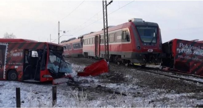 Povici putnika prije sudara: Ide voz! Udariće nas! Prebaci u prvu! Petoro mrtvih, 30 ozlijeđenih, bus prepolovljen...