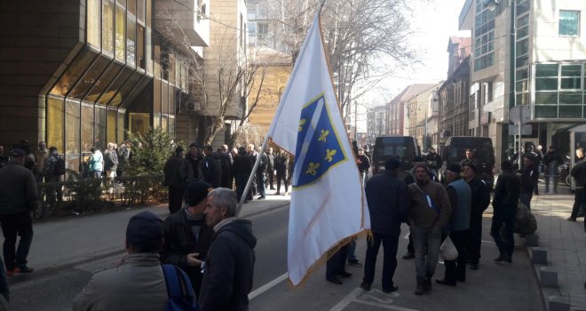 U Sarajevo stiglo 14 autobusa demobilisanih boraca, blokiran saobraćaj pred Parlamentom: Hoćemo spisak!