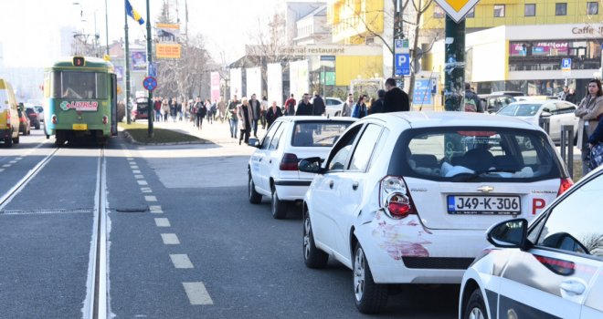 Kolaps u Sarajevu: Zbog udesa na Marijin Dvoru obustavljen tramvajski saobraćaj 