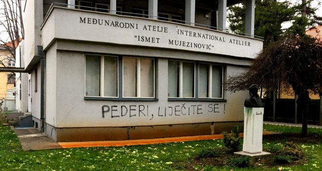 Homofobni grafit u Tuzli uoči festivala Merlinka: 'Ped**i, liječite se'