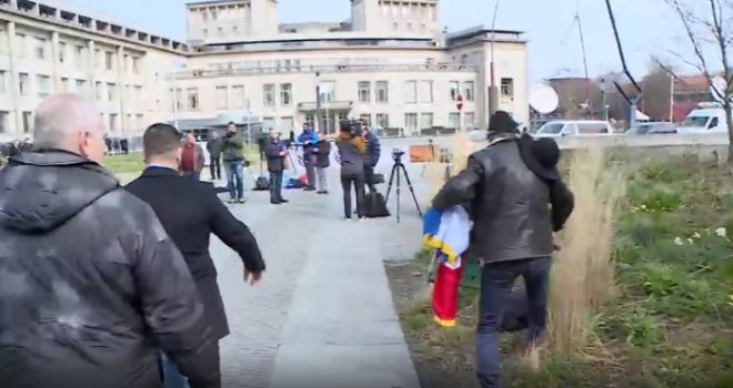 Došao sa sa srbijanskom zastavom pred porodice žrtava... Krenuo da bježi pa rekao da će se vratiti s pištoljem...