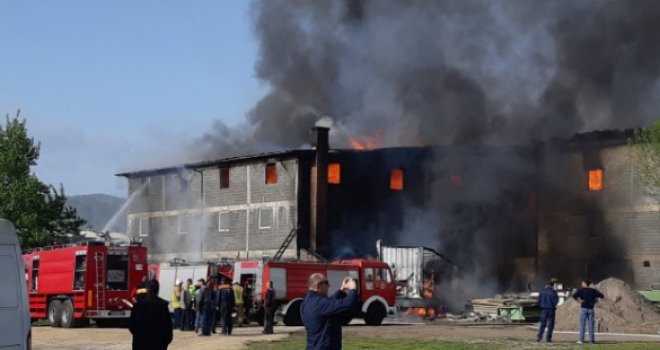 Veliki požar kod Sarajeva, gori fabrika namještaja