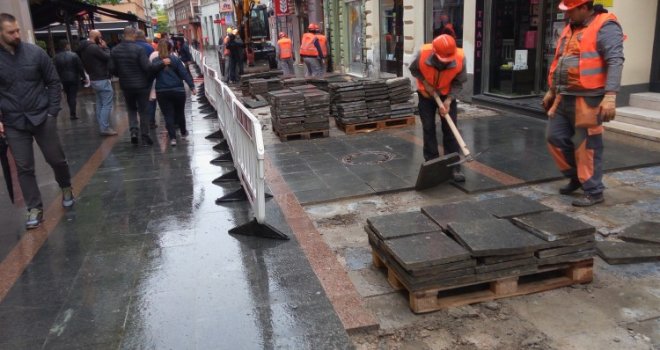 Stiglo pojašnjenje - zašto se ponovo popločava ulica Ferhadija: Nove granitne ploče neće tako lako pucati jer...