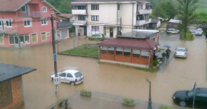 Poplave stvorile probleme: Bujice zaplavile desetak domaćinstava u Novom Gradu