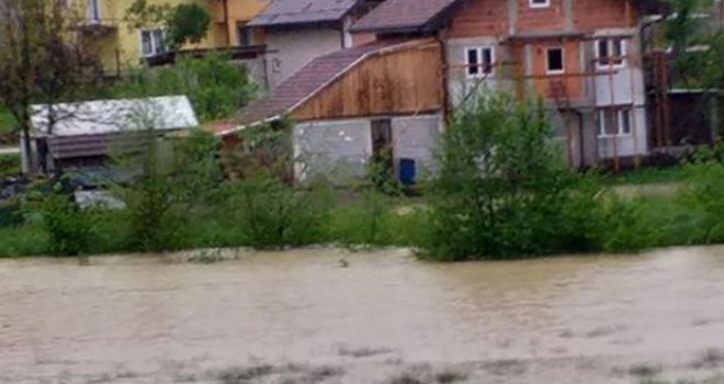 Majka skočila za njim: Dijete upalo u nabujalu rijeku pred očima roditelja, vozilo bicikl i izgubilo ravnotežu... 