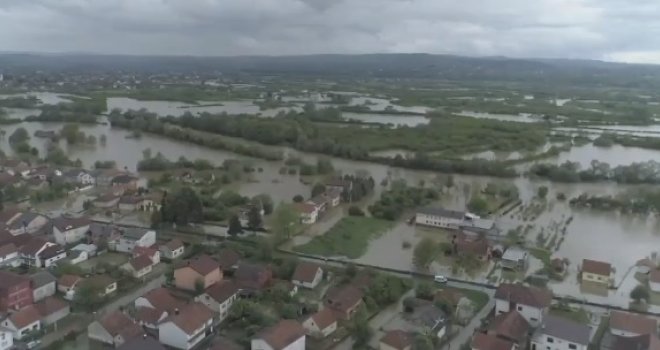 A ovako danas izgleda Prijedor iz zraka: Veći dio grada pod vodom, ali i šume i njive u okolini...