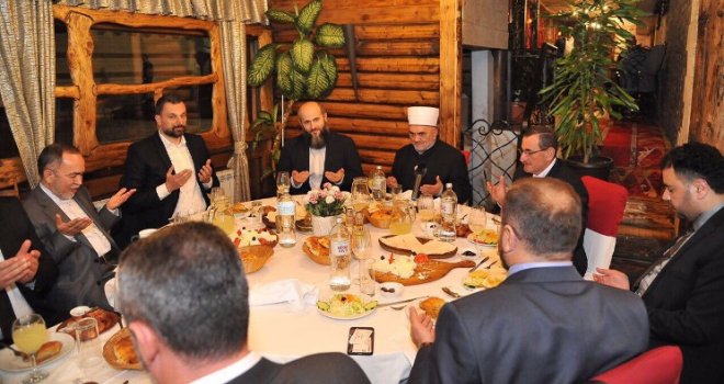 Konaković u gostima kod Zukorlića i muftije Dudića: Iftar u Novom Pazaru, ali i mnogo više od toga...