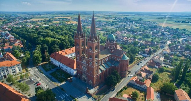 Napad na Centar za socijalnu skrb u Đakovu: Radnica ubijena, njen kolega ranjen, napadač u bjekstvu...