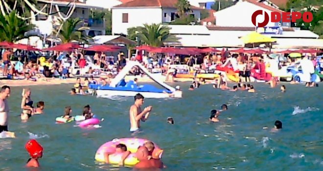 Na plaži nema mjesta da se legne: Jedno preko drugog, peškir do peškira... Tamo gdje ljetuju Bosanci, ni igla ne može da stane!