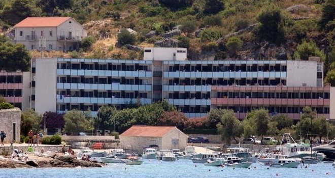 Panika na Jadranu: Dom zdravlja pod opsadom sezonaca iz velike hotelske kompanije, svi povraćaju i imaju proljev