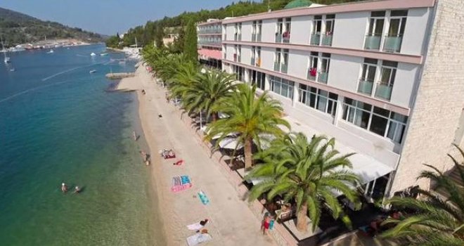 Ne preporučuje se kupanje na poznatoj jadranskoj plaži: Analiza otkrila onečišćenje mora fekalnim vodama! 