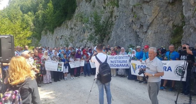 Ruže za sjećanje na 200 ubijenih na Korićanskim stijenama: 'Sve vrijeme su zataškavali i danas zataškavaju...'