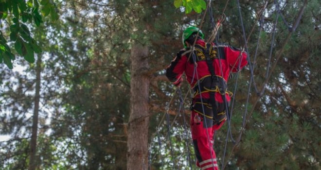 U Sarajevu otvoren prvi adrenalin park: Tornjevi sa stijenama, zračne atrakcije, zip line, spuštanje niz žicu...