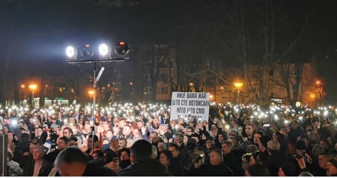 Gori u RS-u:  Ostavka Lukača i njegove ručice kojom udara i mlati! Jači smo, više nas je, bolji smo!