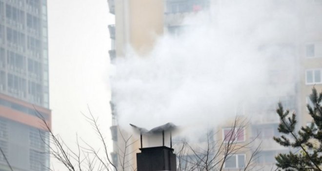 Počinje kašljem, grebanjem u grlu, curi nos, a onda hvata oči pa... Šta sve ubojiti smog čini našem organizmu?! 