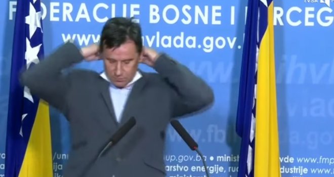 Muke sa zaštitnom maskom: Premijer FBiH vezice za uši stavlja oko vrata, pa ne ide, pa stiže pomoć...