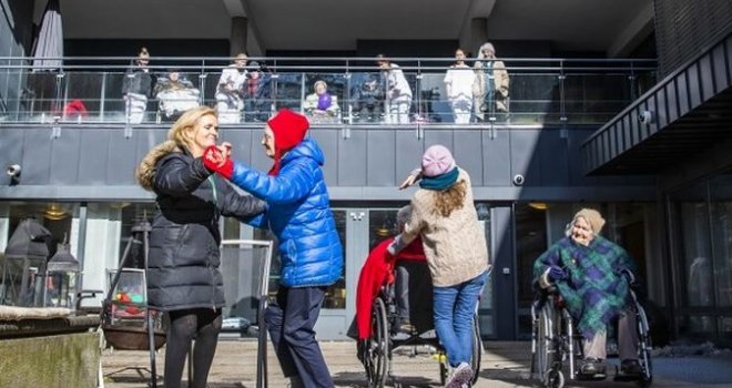 Norveški Zavod za javno zdravstvo: Vakcinisanim je bolje zaraziti se sad nego kasnije