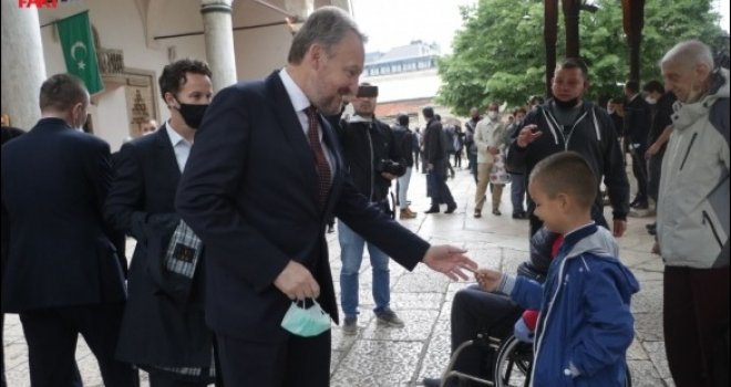 Tradicija u Sarajevu: Bakir Izetbegović djeci podijelio bajram-banku nakon klanjanja bajram-namaza