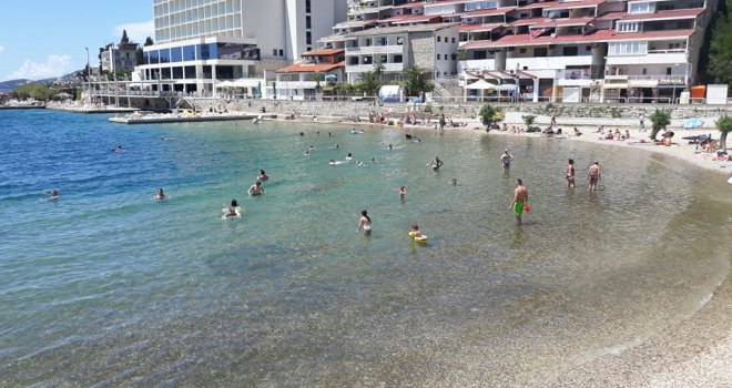 Neum čeka turiste, cijene kao i prošle godine: Voda iz česme 'mutna', a flašica u kafiću 2,5 KM