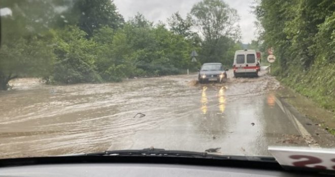 Nevrijeme pogodilo Banjaluku: Bujice po ulicama, vatrogasci na terenu