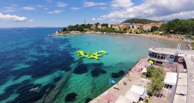 Užas na popularnoj plaži na Jadranu: Dječak skočio na glavu u more i slomio vratnu kičmu